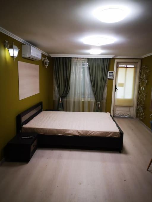Студиото Е Партер От Жилищна Сграда. Топ Център. Apartman Várna Kültér fotó