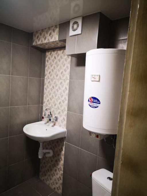 Студиото Е Партер От Жилищна Сграда. Топ Център. Apartman Várna Kültér fotó