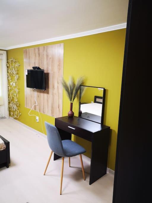 Студиото Е Партер От Жилищна Сграда. Топ Център. Apartman Várna Kültér fotó